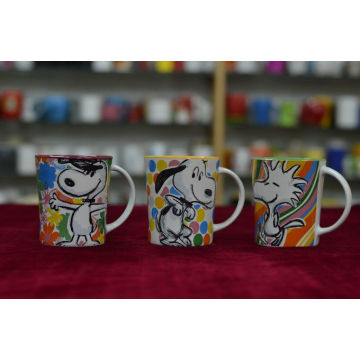 Color dentro, taza de la promoción del cartón del borde del color